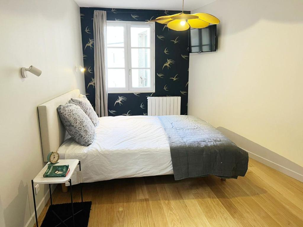 une petite chambre avec un lit et une fenêtre dans l'établissement So Paris Group - Fully Serviced Studio Apartment - Jardin des Plantes - Heart of Paris, à Paris