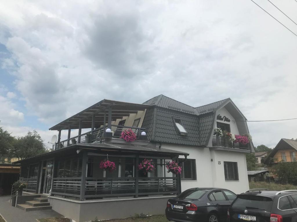 uma casa com uma varanda em cima em Villa Mia em Levoča