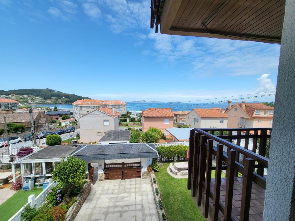 Aussicht vom Balkon eines Hauses in der Unterkunft Patos Beach III - Olas in Nigrán