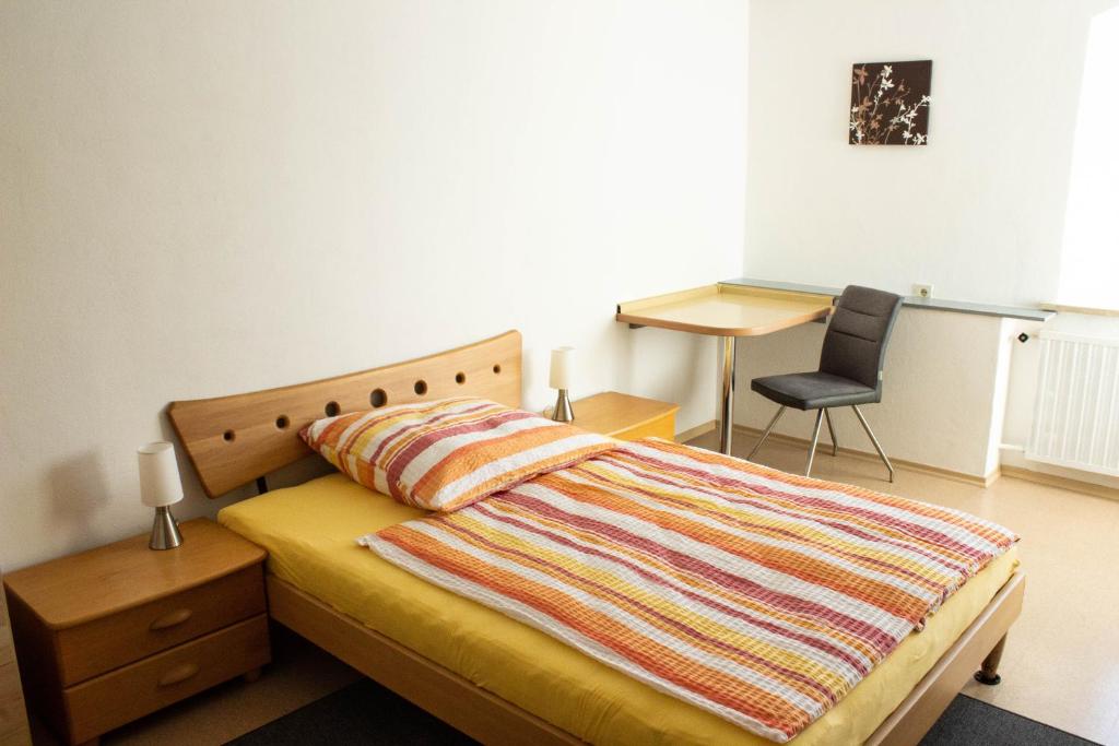 เตียงในห้องที่ Einladene Fremdenzimmer mit Außengastronomie