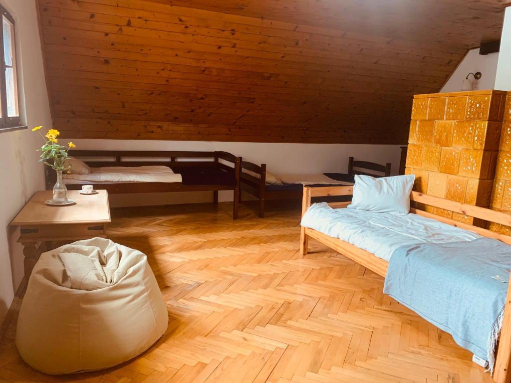 Tūlevél/Pine-needles - Housity