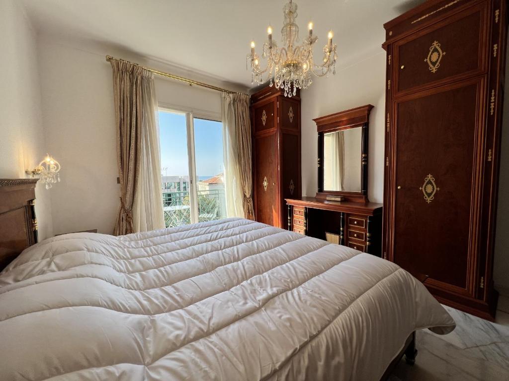 une chambre avec un grand lit et une fenêtre dans l'établissement Fontrois5P, à Cannes