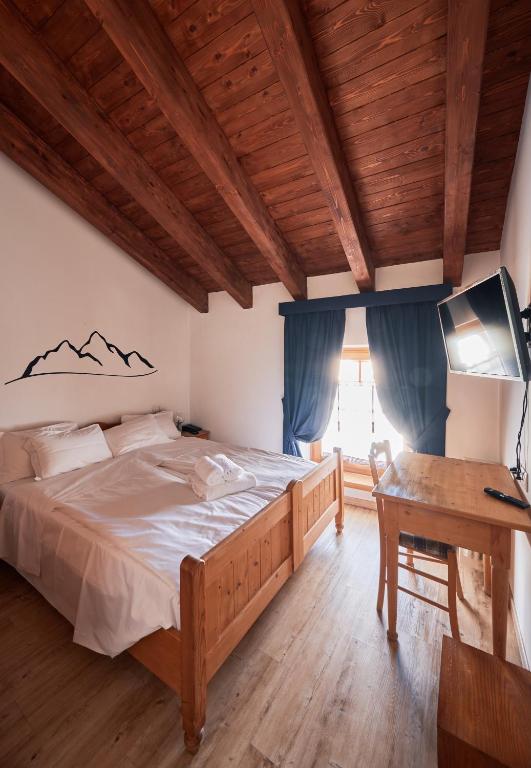 Łóżko lub łóżka w pokoju w obiekcie Hotel Bed & Bike Ledro