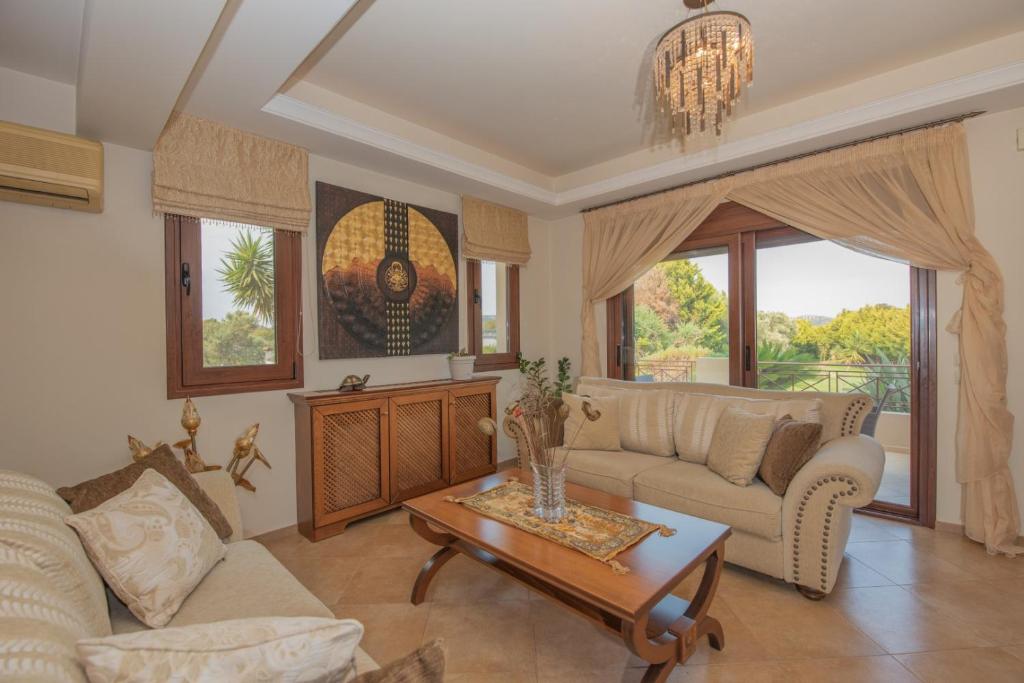 salon z kanapą i stołem w obiekcie Emma's Luxury Villa w mieście Pastida