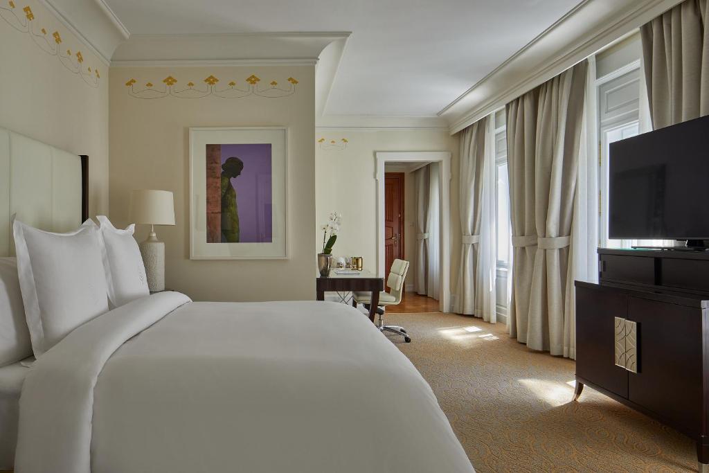 Televízia a/alebo spoločenská miestnosť v ubytovaní Four Seasons Hotel Gresham Palace Budapest