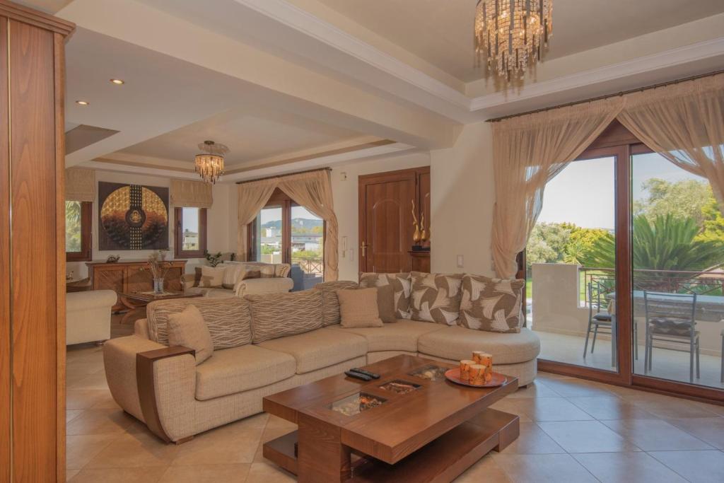 Część wypoczynkowa w obiekcie Emma's Luxury Villa