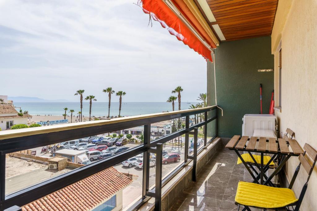 Elle comprend un balcon offrant une vue sur la plage. dans l'établissement First line , Cosy and Comfortable + Swimming pool, à Torremolinos