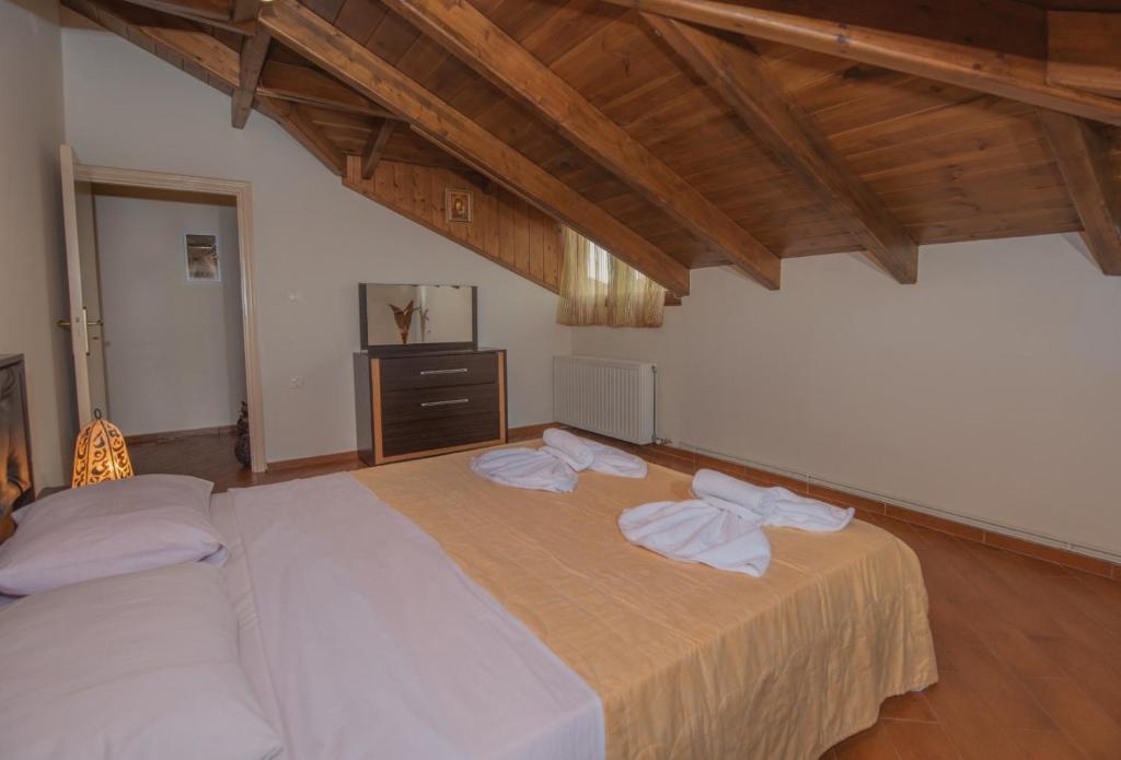 Łóżko lub łóżka w pokoju w obiekcie Emma's Luxury Villa