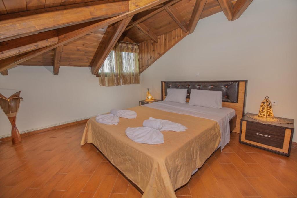 Łóżko lub łóżka w pokoju w obiekcie Emma's Luxury Villa