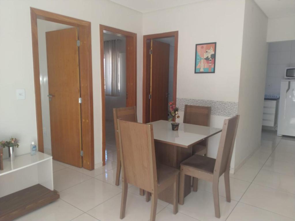 Una cocina con mesa de comedor y sillas. en Jockey Family Chamonix 3, en Vila Velha