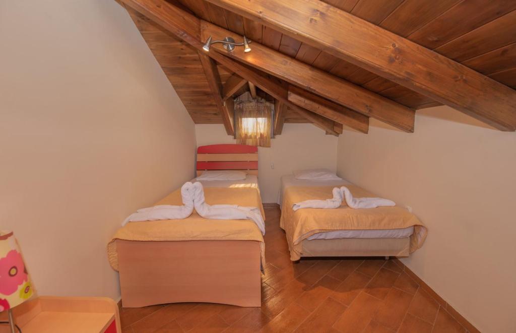 Łóżko lub łóżka w pokoju w obiekcie Emma's Luxury Villa