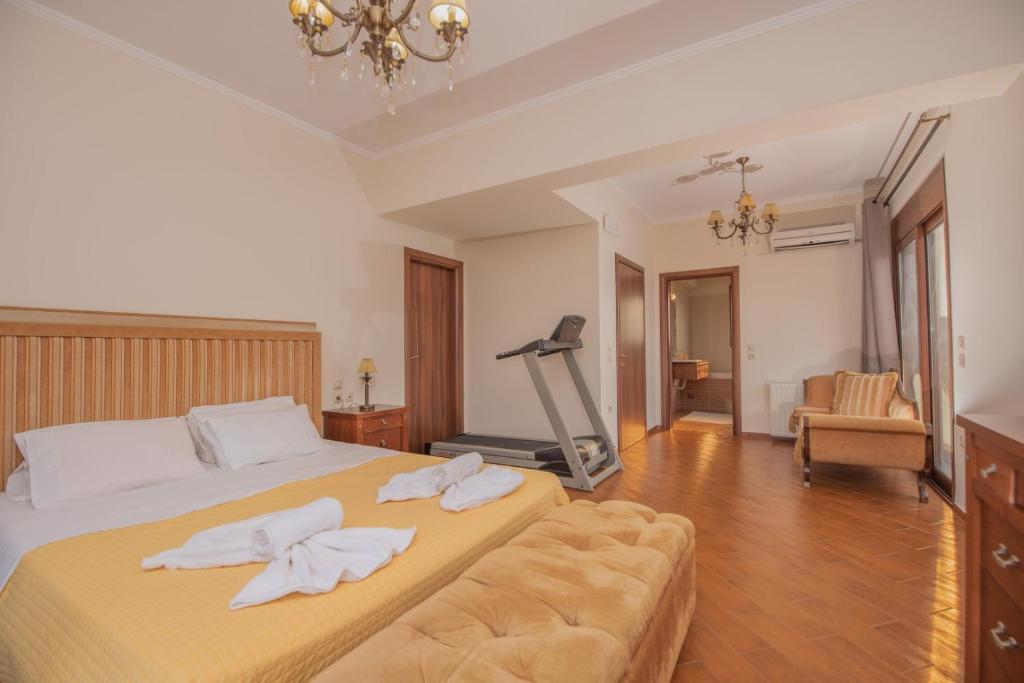 Łóżko lub łóżka w pokoju w obiekcie Emma's Luxury Villa