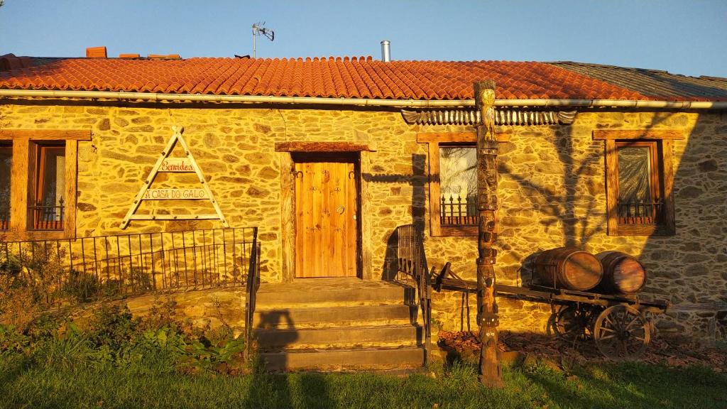 an old stone house with a staircase and a door at O Viraventos in Betanzos