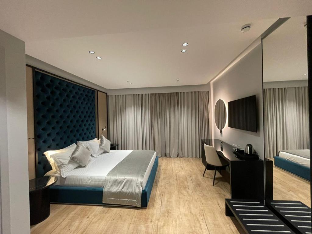 Postel nebo postele na pokoji v ubytování Rozafa Palace Hotel
