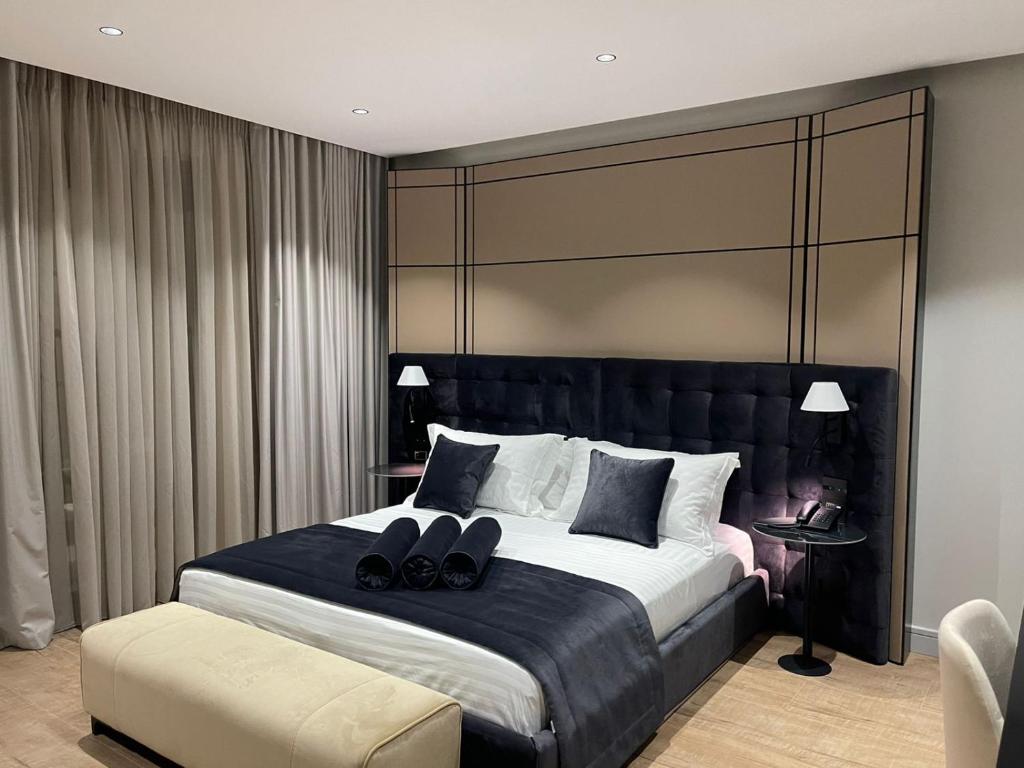 Postel nebo postele na pokoji v ubytování Rozafa Palace Hotel