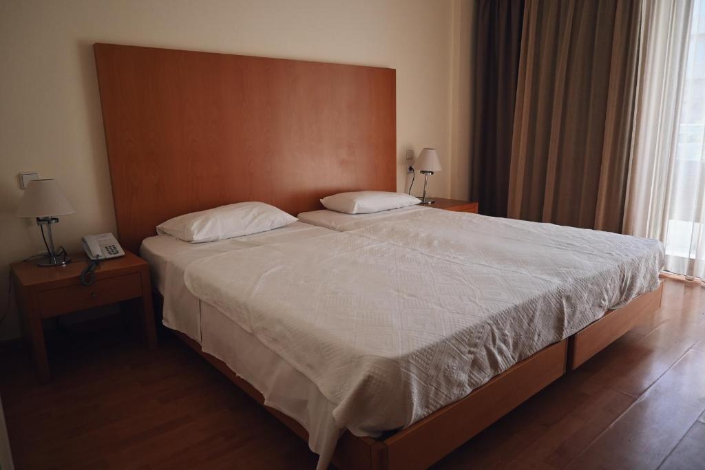 Postel nebo postele na pokoji v ubytování Angela Downtown Hotel