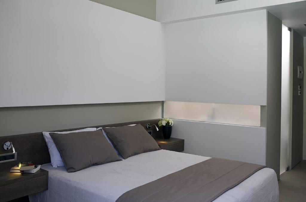 Postel nebo postele na pokoji v ubytování Angela Downtown Hotel