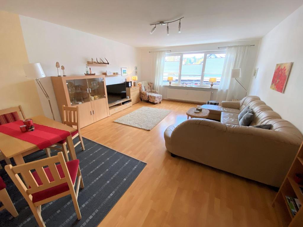 ein Wohnzimmer mit einem Sofa und einem Tisch in der Unterkunft Ferienwohnung Chris in Braunlage