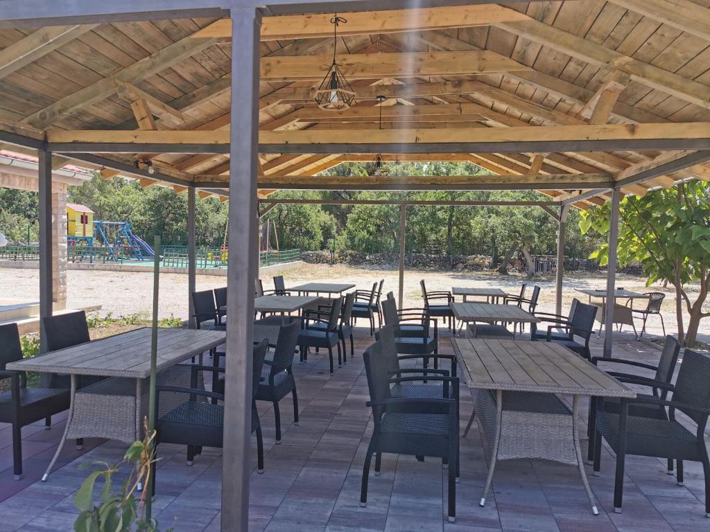 Restaurace v ubytování Grande Glamping with Pool
