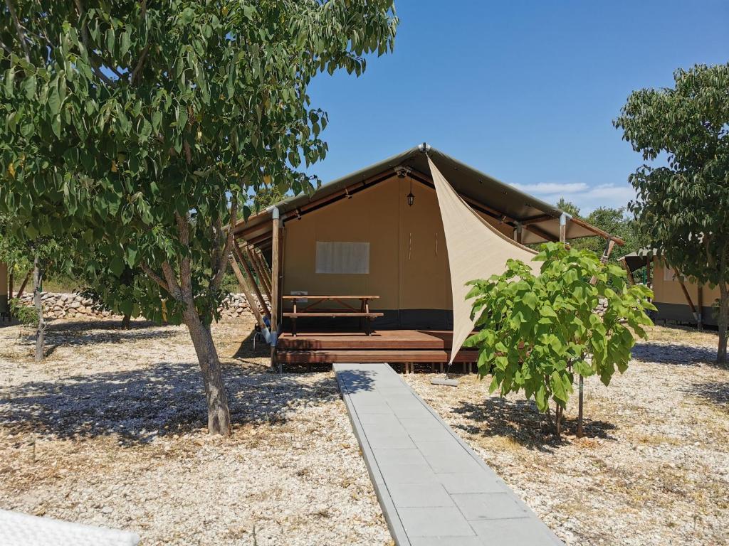 Zahrada ubytování Grande Glamping with Pool
