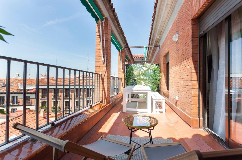 - Balcón con mesa y sillas en un edificio en MIT House Artes Exclusive en Madrid, en Madrid