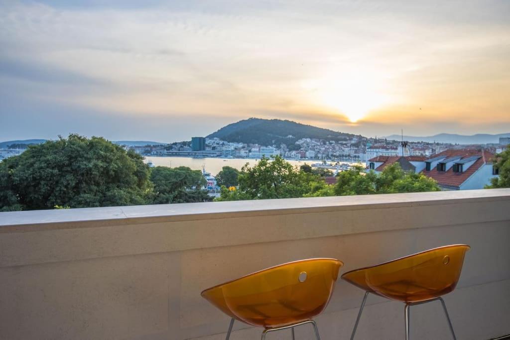 Sunset Oasis “VELLY” 1BR w/ Sea View & Parking