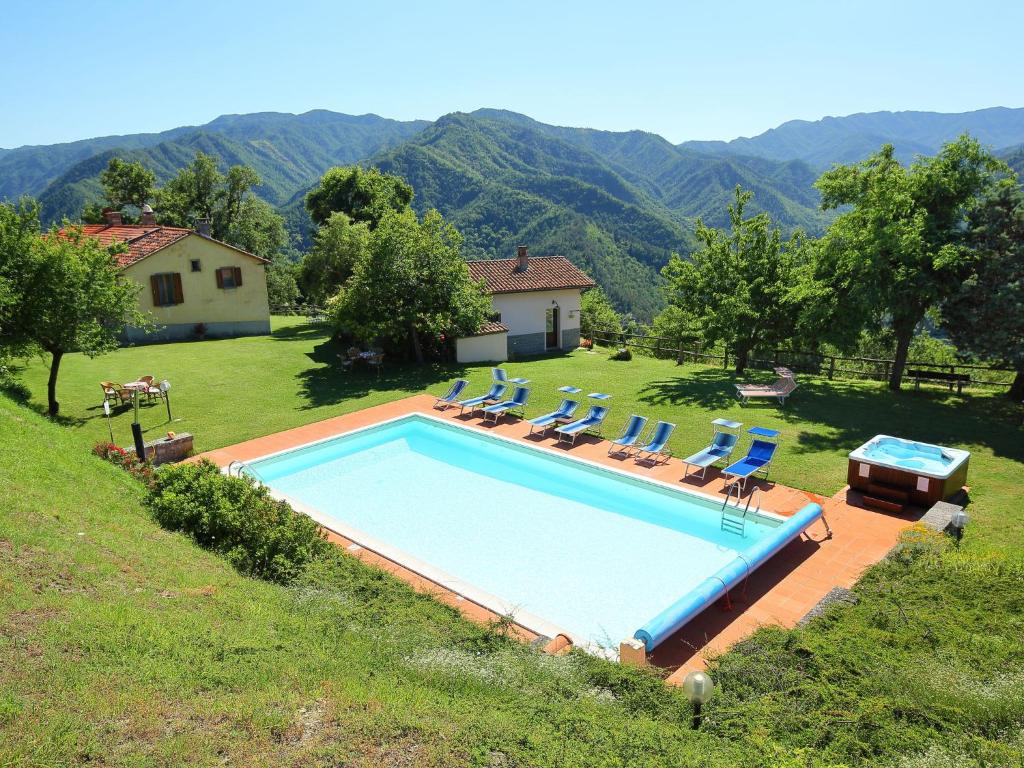 una imagen de una piscina en un patio en Apartment Azienda Agricola Piano Rosso-1 by Interhome, en Marradi