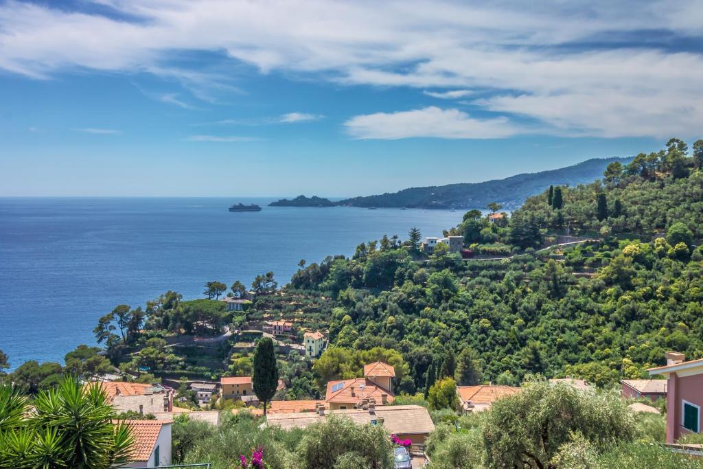 una vista de una ciudad en una colina junto al océano en Casa Lea, en Zoagli