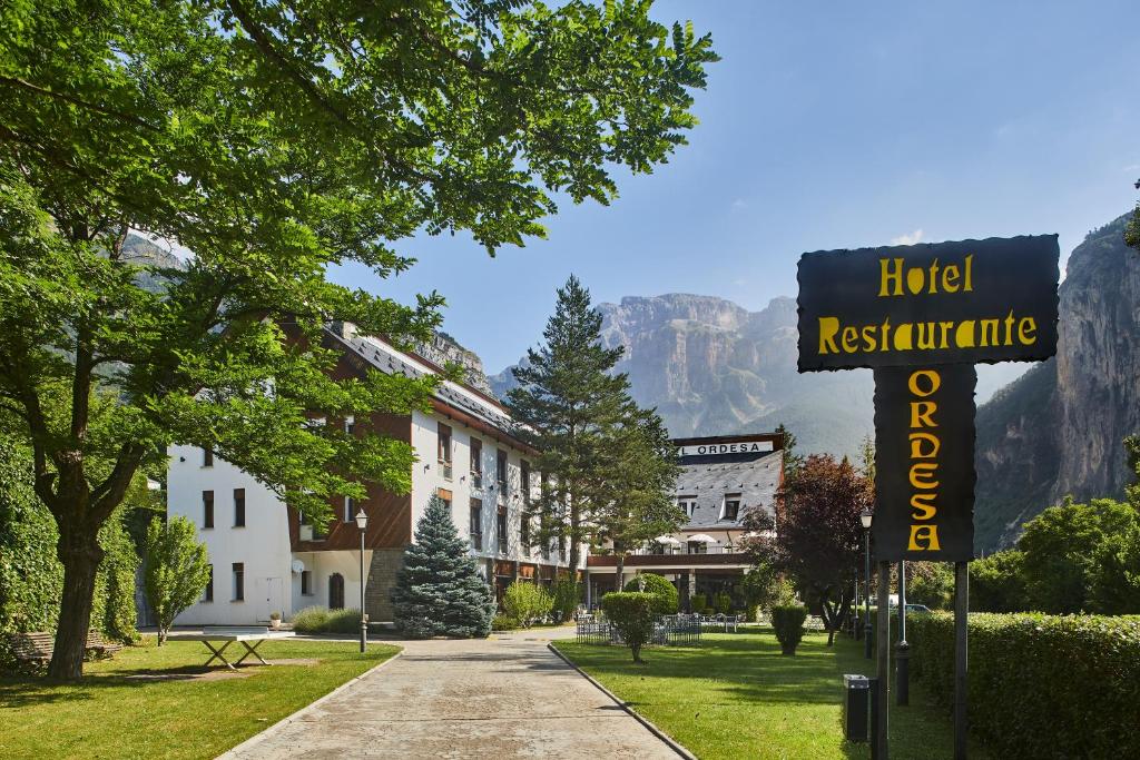 Nespecifikovaný výhled na hory nebo výhled na hory při pohledu z hotelu