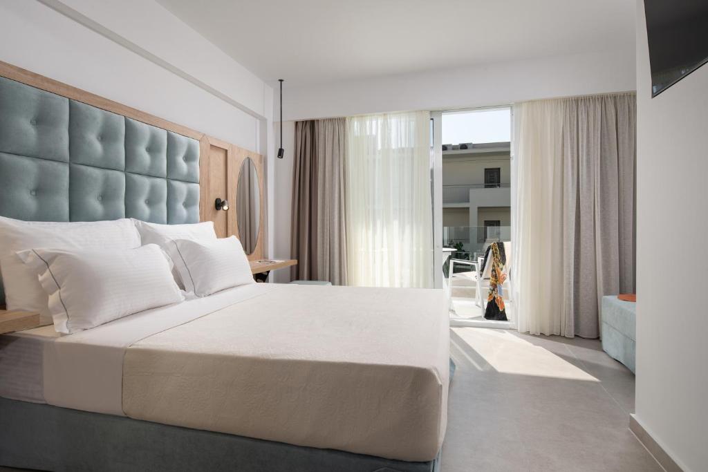 Postel nebo postele na pokoji v ubytování Hanioti Central Hotel