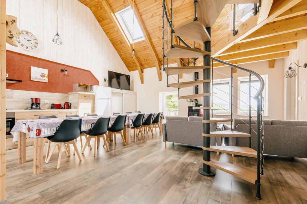 cocina y comedor con mesa y sillas en L'Escapade à la Banut, en Jallandrieu