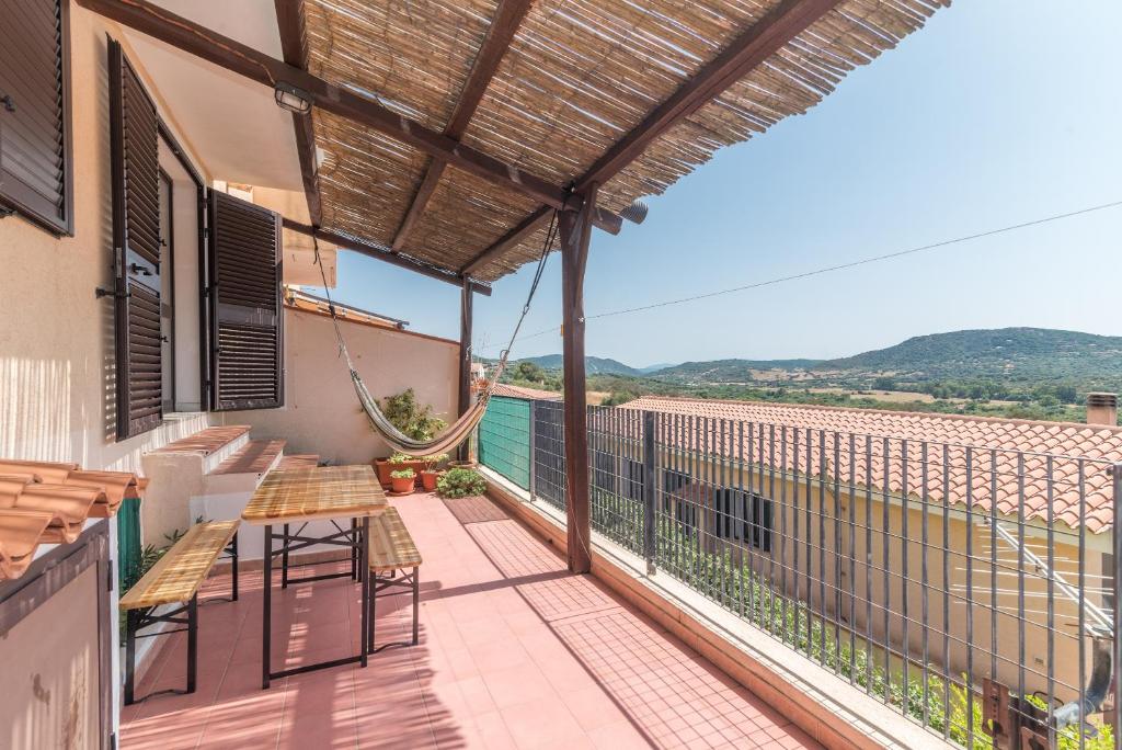 - un balcon d'une maison avec une table et des chaises dans l'établissement Casa Porto Pollo, à Porto Pollo