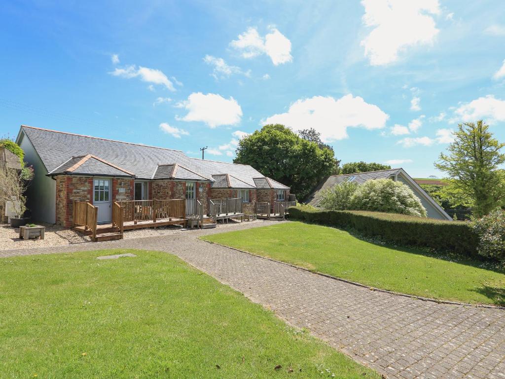 una casa con un camino que conduce a un patio en Keepers Lodge, Hillfield Village, en Dartmouth