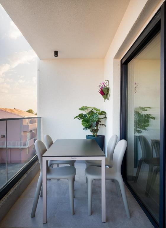 Balkón alebo terasa v ubytovaní Luxury apartment- balcony- private rooftop and jacuzzi- common pool