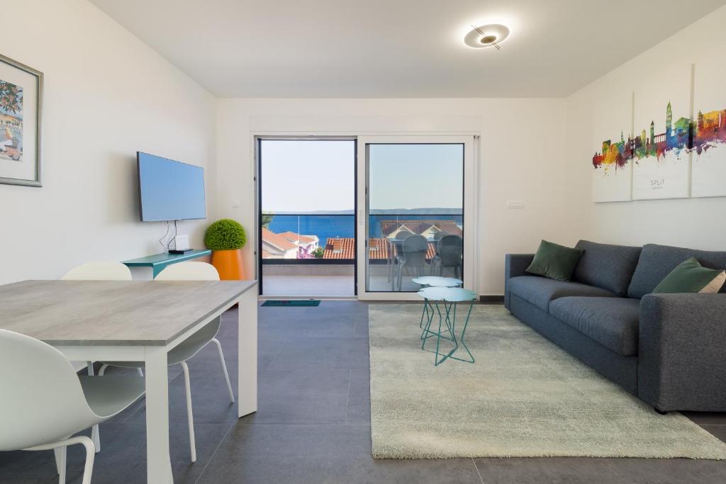 Posedenie v ubytovaní Luxury apartment- balcony- private rooftop and jacuzzi- common pool