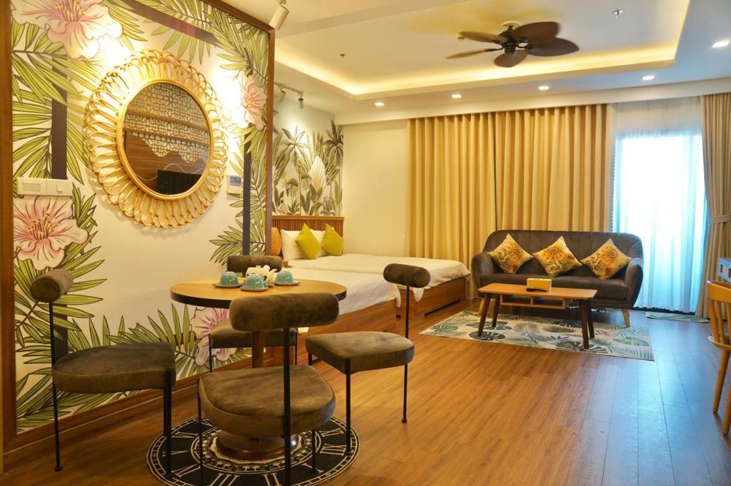 歸仁的住宿－FLC Sea Tower Quy Nhơn - Charming House，酒店客房带一张床、一张桌子和椅子