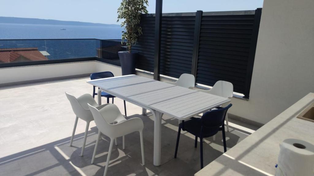 Balkón alebo terasa v ubytovaní Luxury apartment- balcony- private rooftop and jacuzzi- common pool