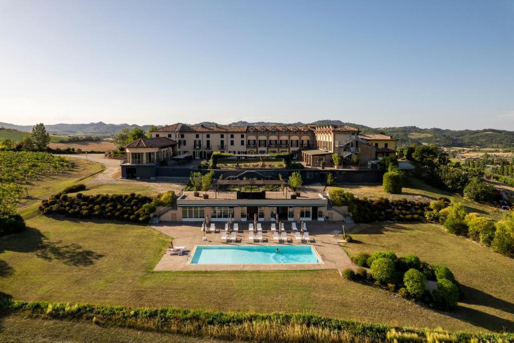 モンカルヴォにあるSpinerola Hotel in Cascina & Restaurant UvaSpinaのスイミングプール付きの敷地の空中ビュー