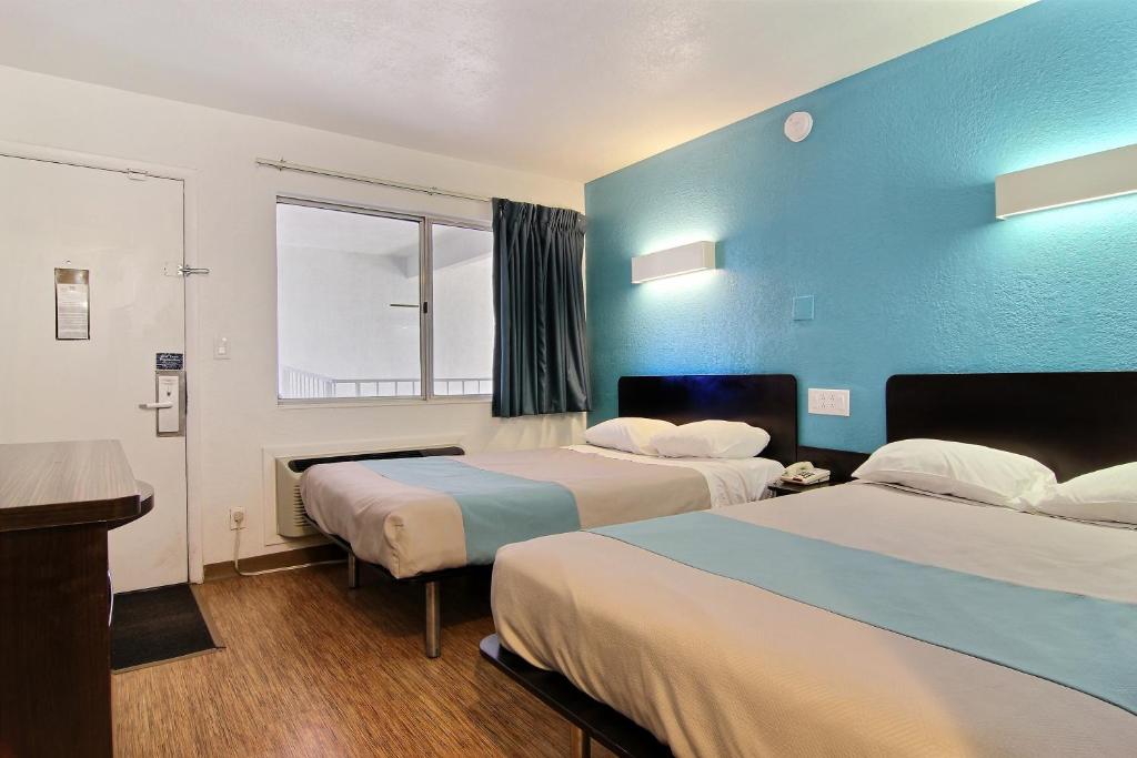 Motel 6-Carlsbad, NM - Deluxe Vierfachraum - Nichtraucher