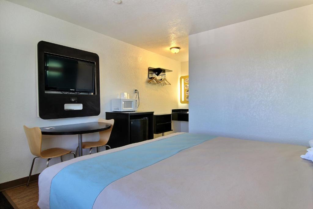 Motel 6-Carlsbad, NM - Deluxe King Room - Nichtraucher