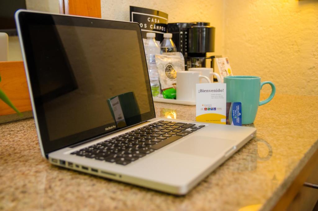 Příslušenství pro přípravu čaje a kávy v ubytování Comfort Inn Cordoba
