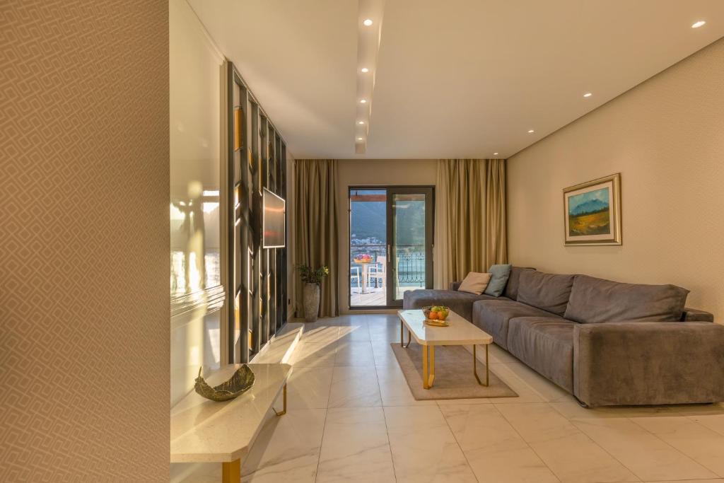 Posezení v ubytování HUMA Kotor Bay Hotel and Villas