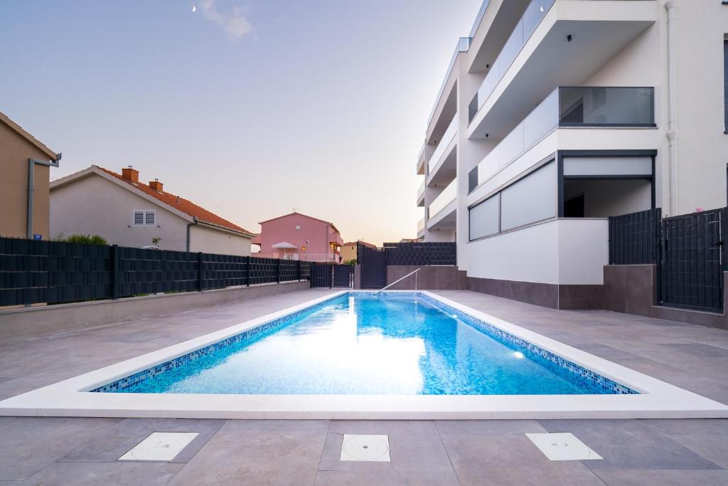 Bazén v ubytovaní Luxury apartment- balcony- private rooftop and jacuzzi- common pool alebo v jeho blízkosti