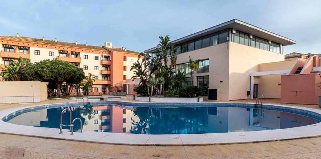 Bazén v ubytovaní Apartamento junto a la playa con piscina y parking alebo v jeho blízkosti