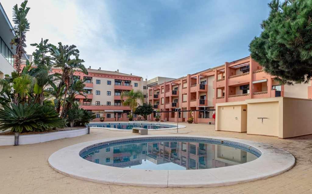 Bazén v ubytovaní Apartamento junto a la playa con piscina y parking alebo v jeho blízkosti