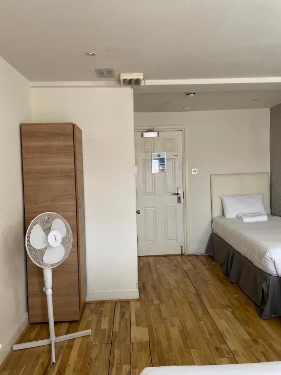 Postel nebo postele na pokoji v ubytování The Paramount Hotel