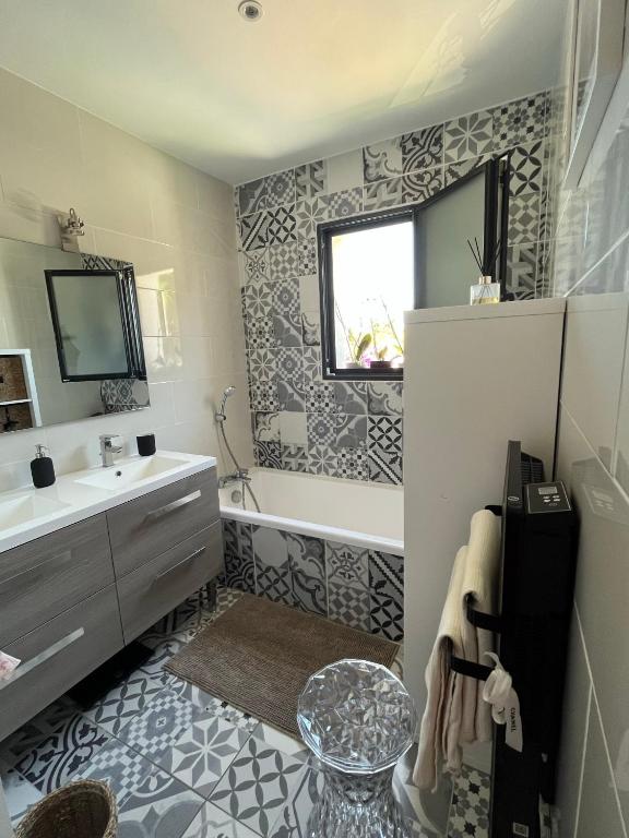 Zdjęcie z galerii obiektu CAP'NOMAD La Villa Nomade avec piscine proche plage Location du samedi au samedi w Cap d'Agde