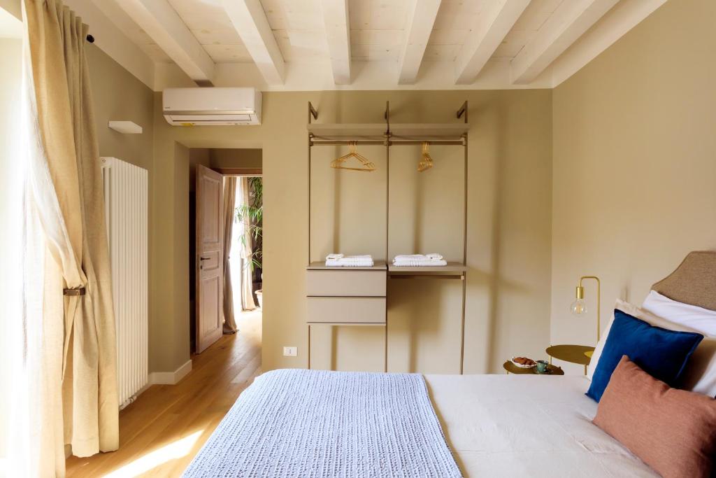Postel nebo postele na pokoji v ubytování Sui Tetti di Balarm Boutique Rooms