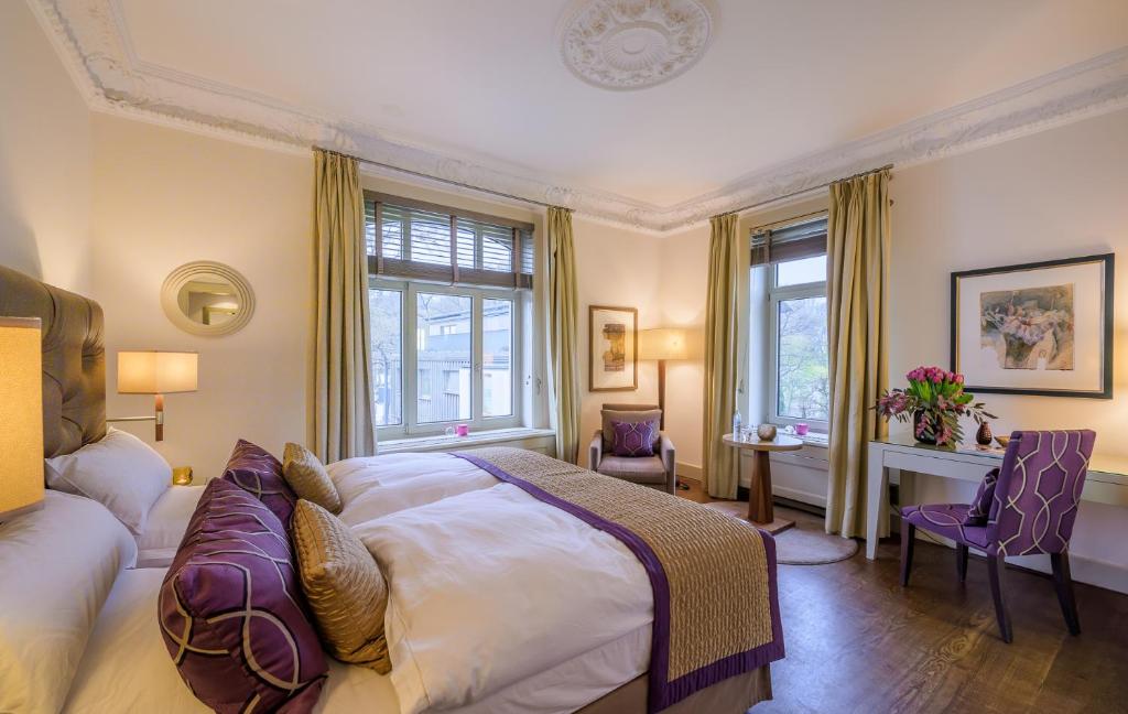 Postel nebo postele na pokoji v ubytování Remise am Süllberg - Das kleine, feine Hotel in Blankenese