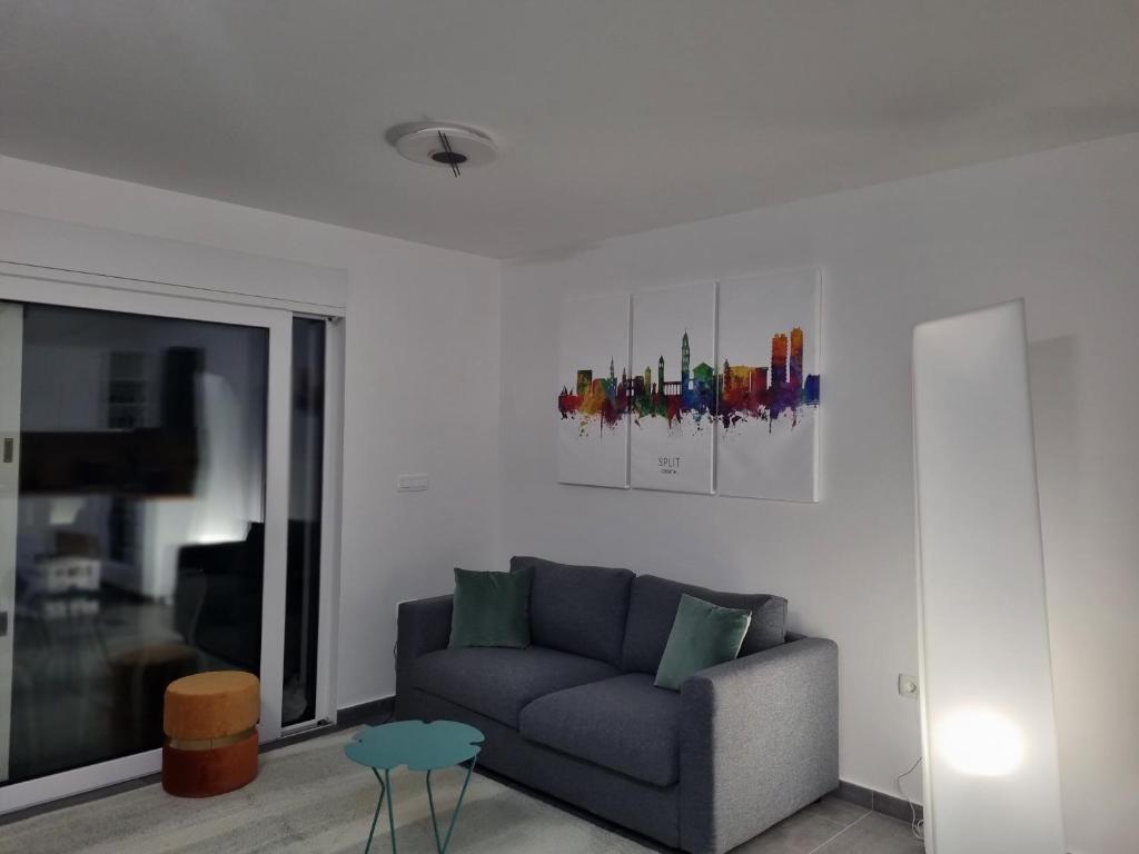 Posedenie v ubytovaní Luxury apartment- balcony- private rooftop and jacuzzi- common pool